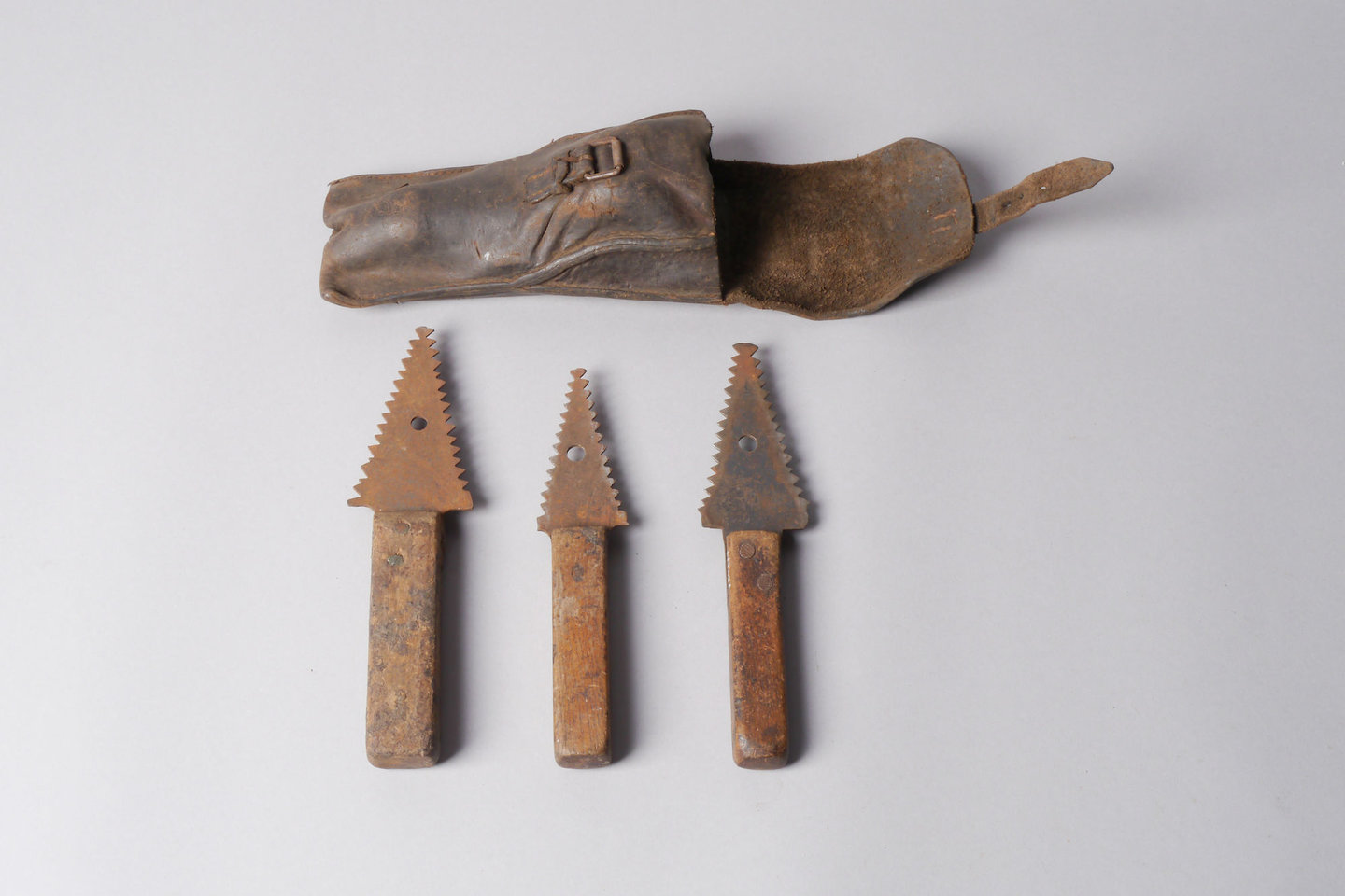 Getand mes gebruikt voor lederbewerking