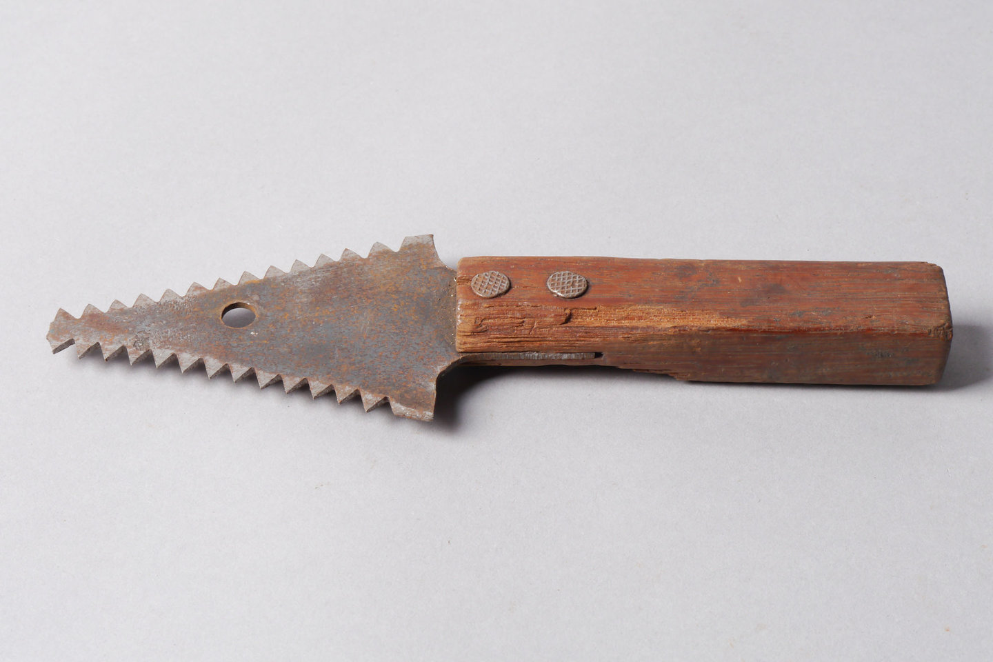 Getand mes gebruikt voor lederbewerking