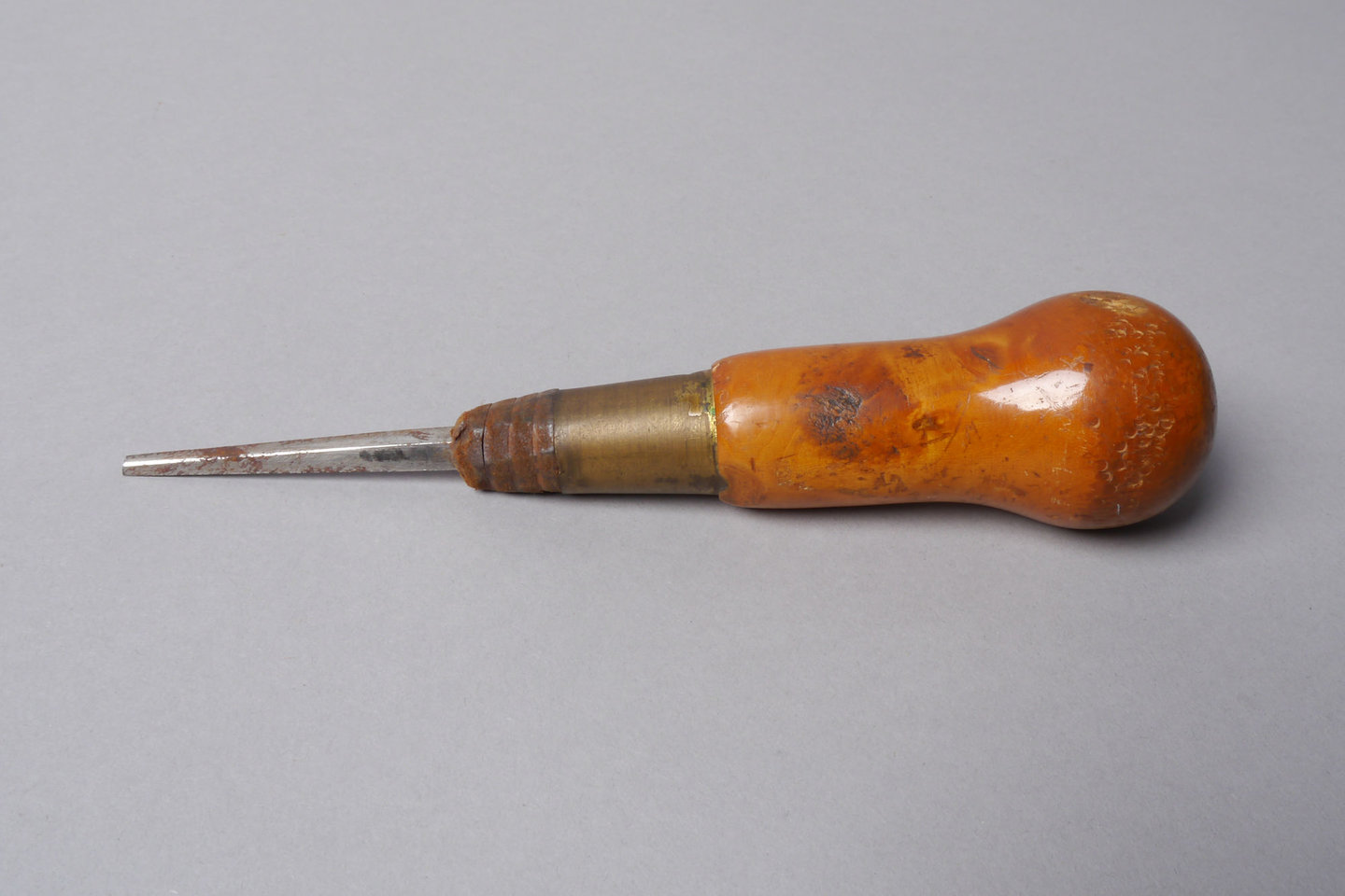 Kleine priem of els met vierkante schacht gebruikt voor lederbewerking