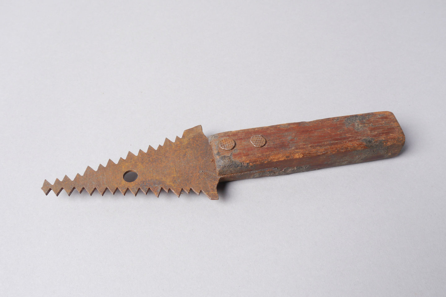 Getand mes gebruikt voor lederbewerking