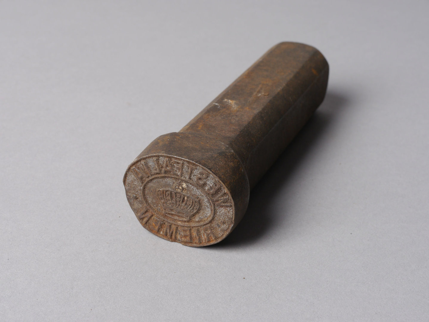 Slagstempel gebruikt bij lederbewerking