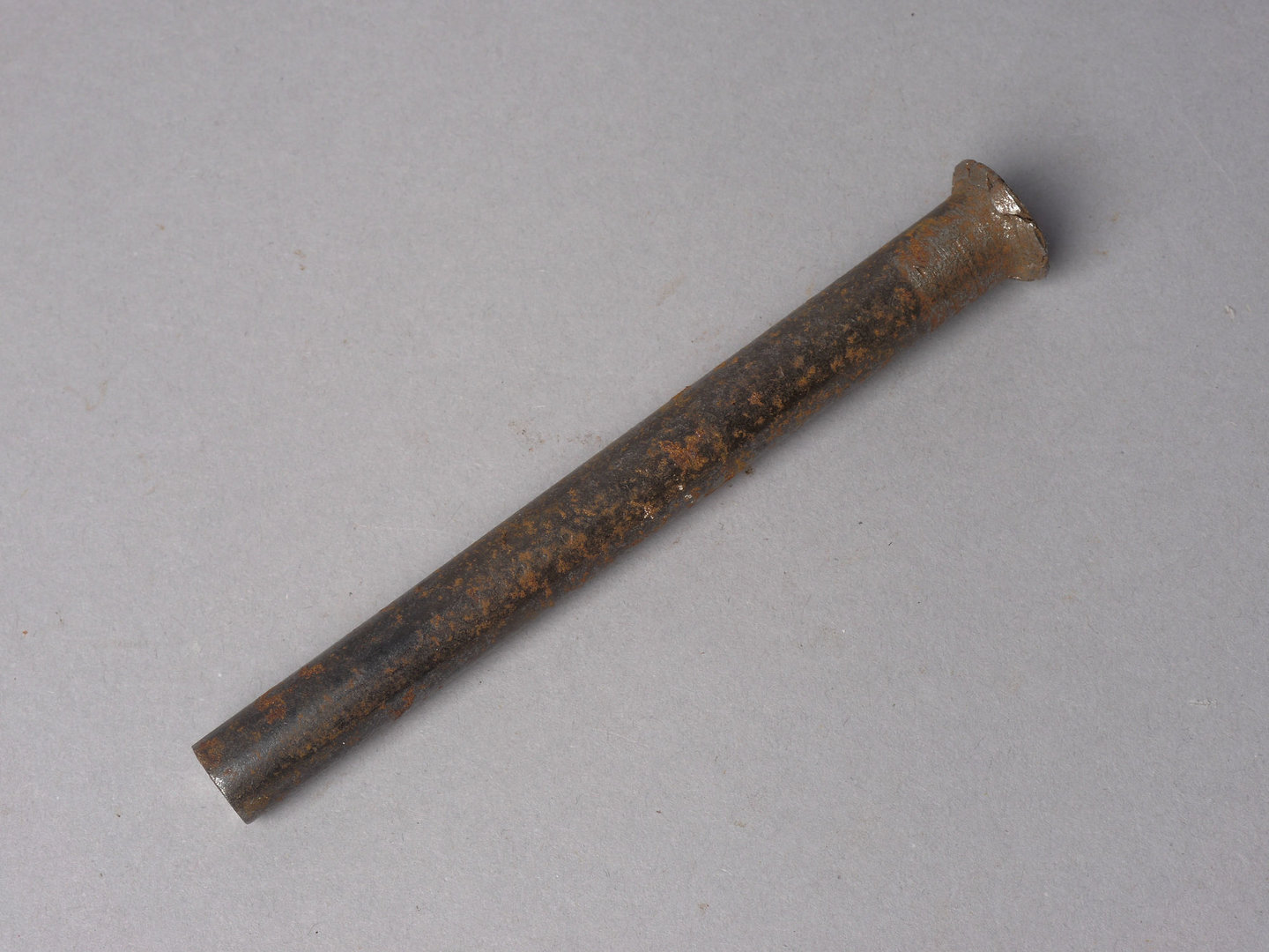 Holle doorslag voor lederbewerking