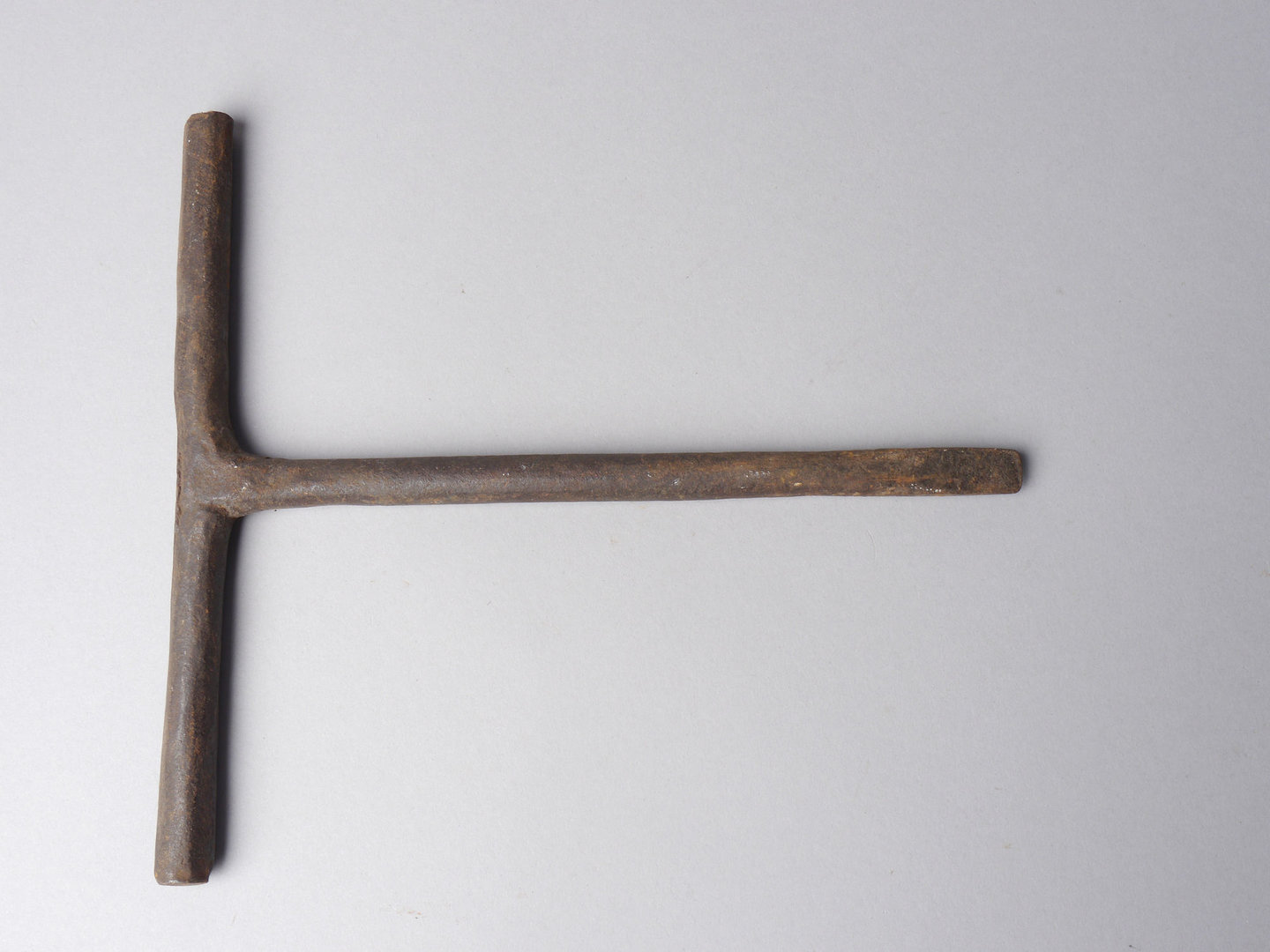 Zelfgemaakte T-vormige schroevendraaier