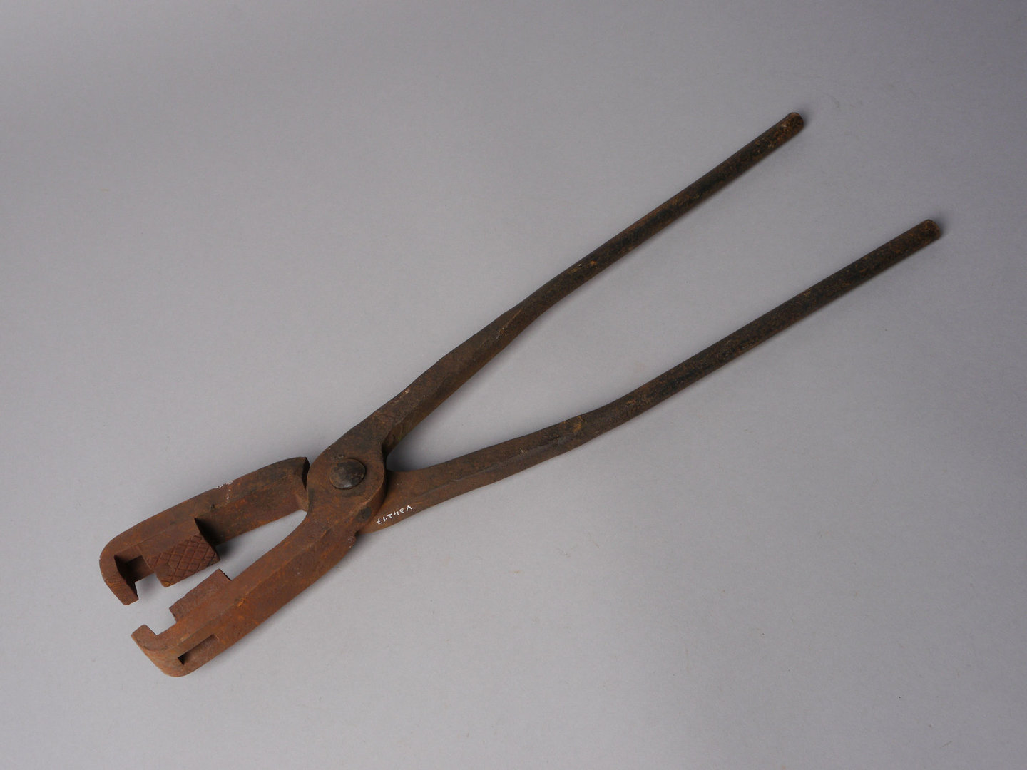 Grote tang gebruikt voor lederbewerking