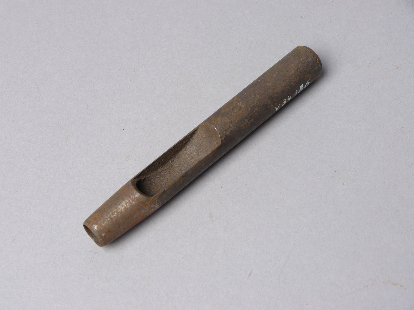 Holle doorslag voor lederbewerking