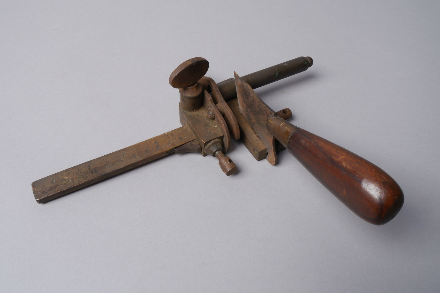 Mechanisch toestel om leren riemen te snijden van het merk Blanchard