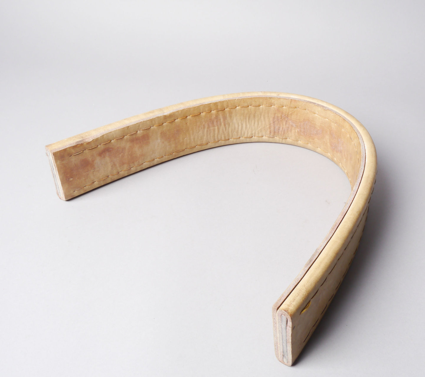 Riem uit leer met gestikte naden als proefstuk