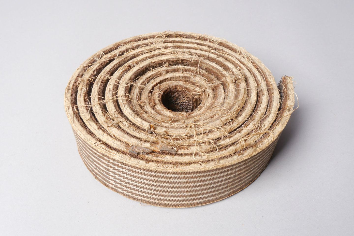 Band met metalen weerhaakjes gebruikt voor lederbewerking