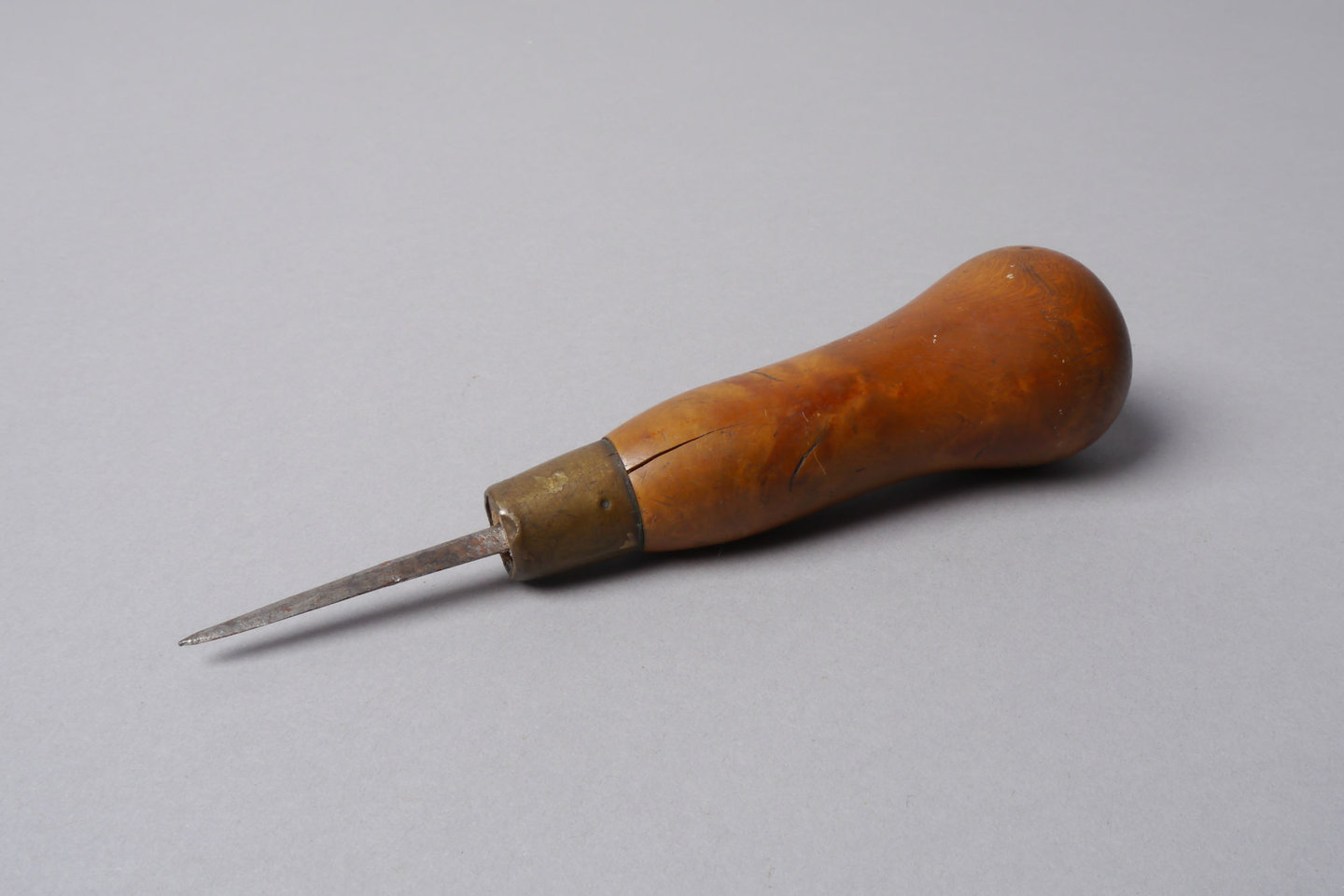 Kleine priem of els met vierkante schacht gebruikt voor lederbewerking