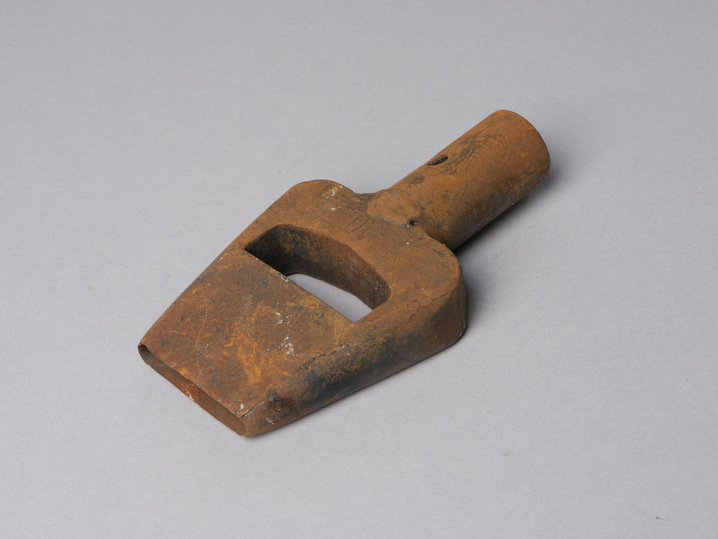 Stans of pons voor lederbewerking