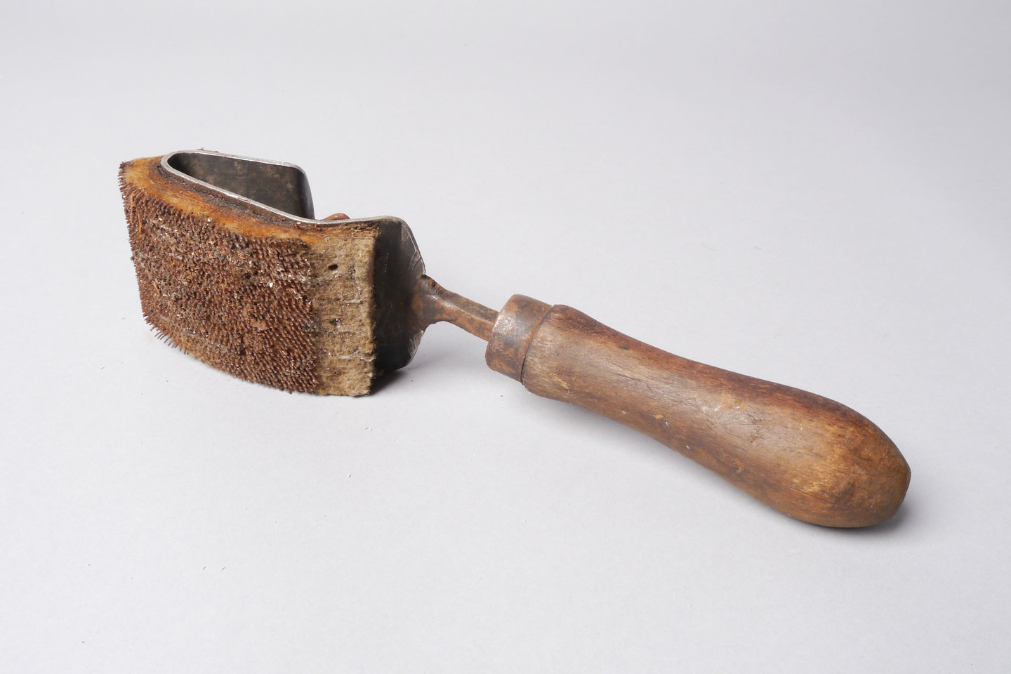 Gereedschap met raspband gebruikt voor lederbewerking.