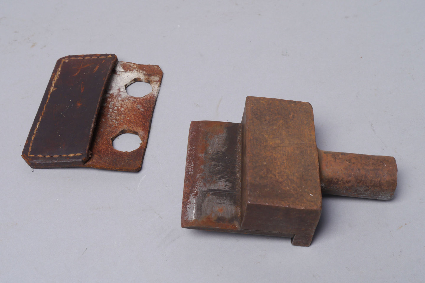 Stansmes voor lederbewerking in lederen etui