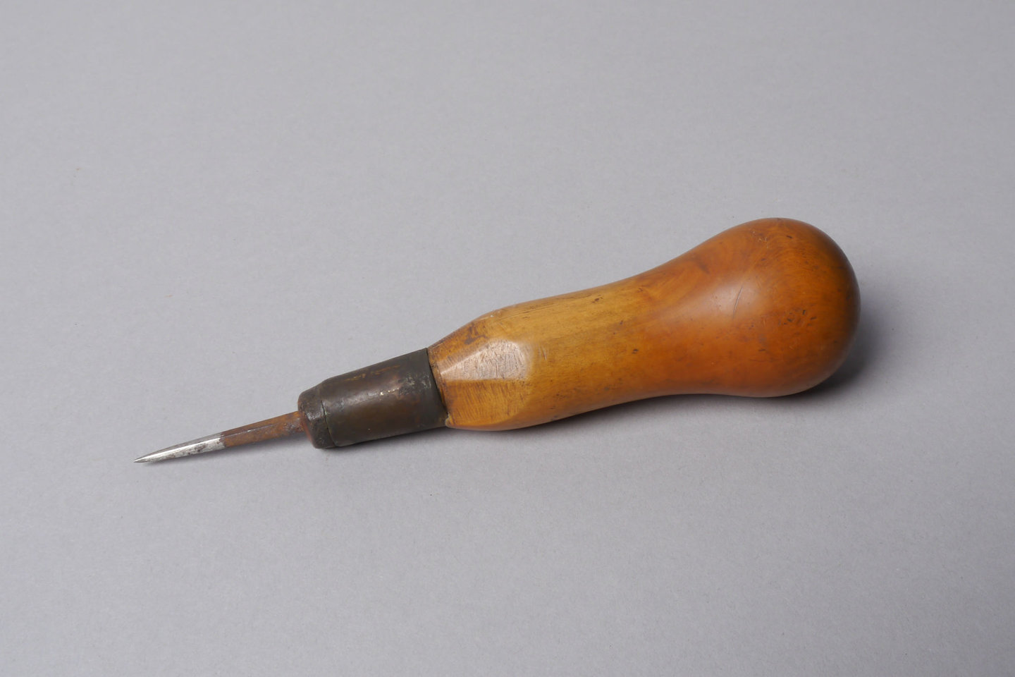 Kleine priem of els met vierkante schacht gebruikt voor lederbewerking