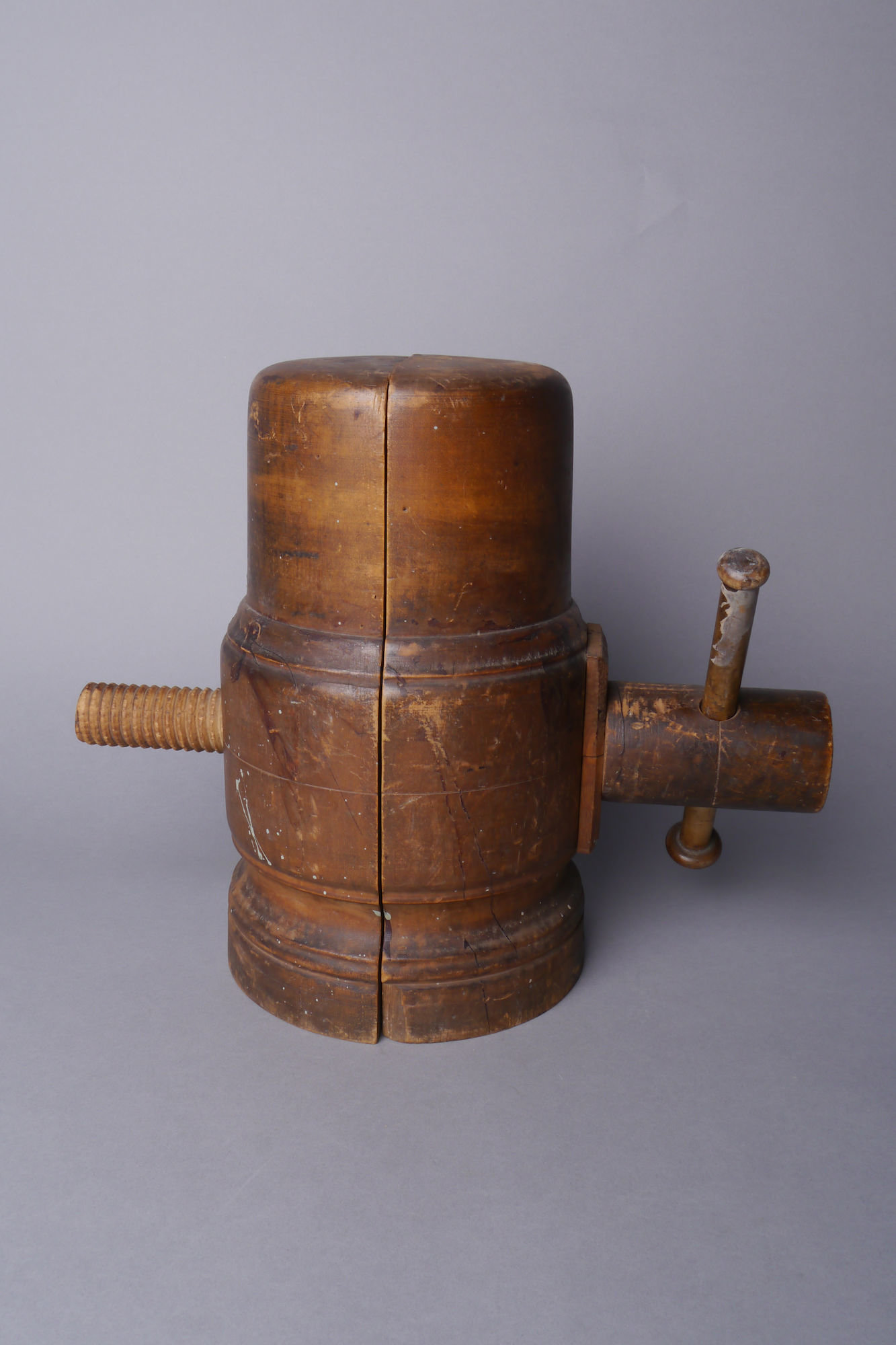 Houten mal of vorm met spanvijs om hoeden uit te rekken