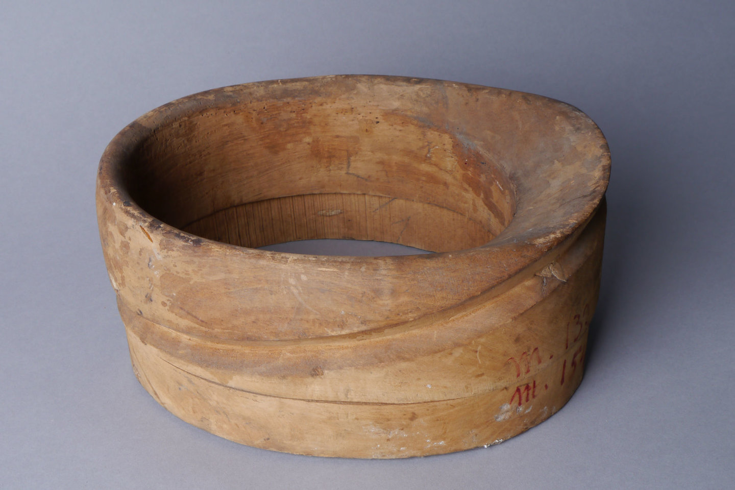 Houten mal of vorm voor hoedenrand