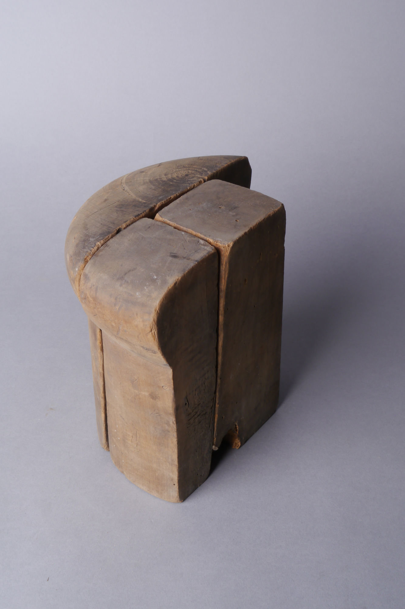 Onderdelen van een houten mal of vorm voor hoeden