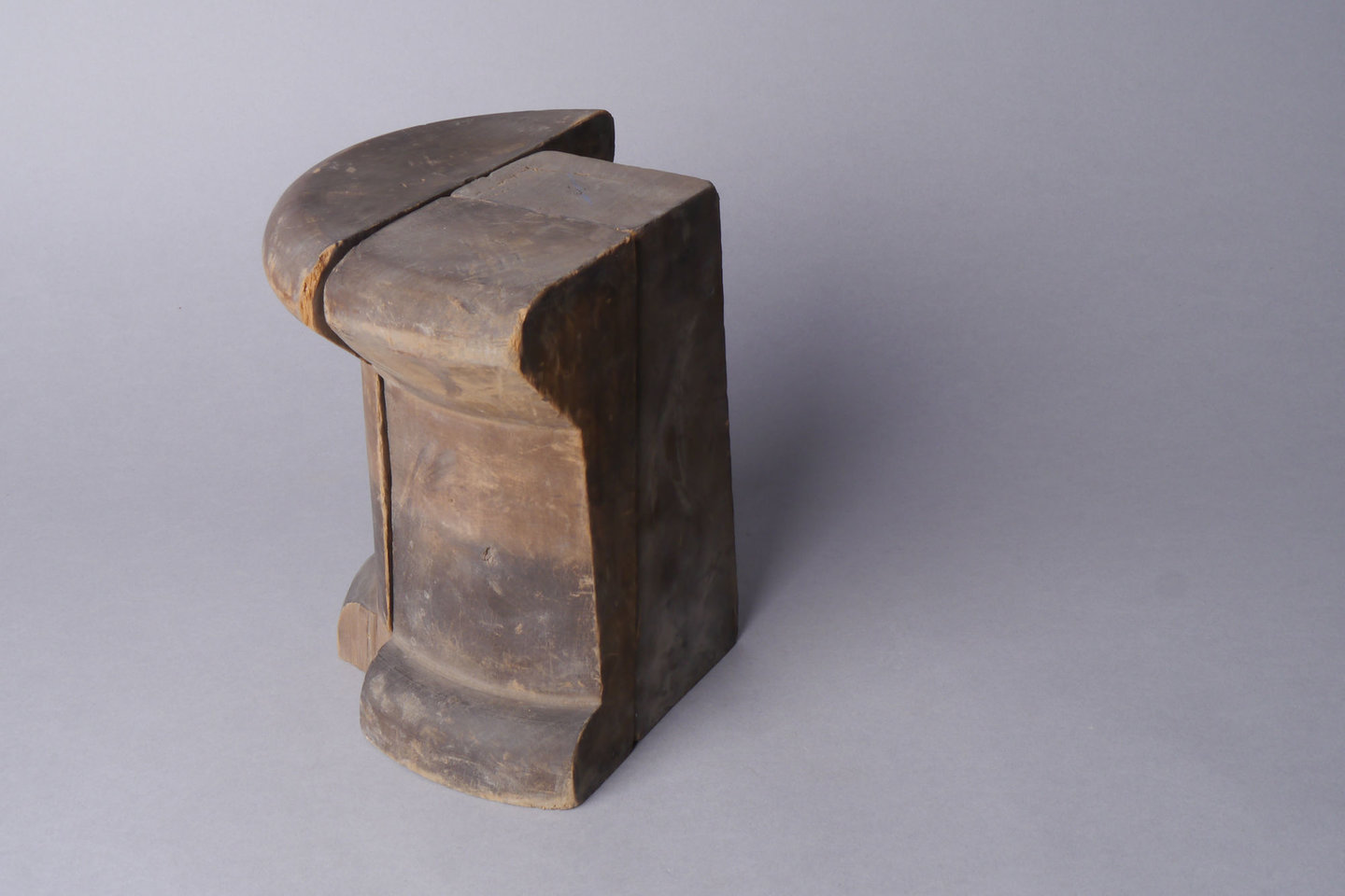 Onderdelen van een houten mal of vorm voor hoeden