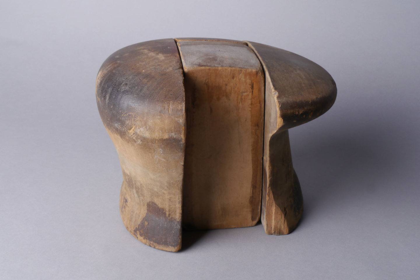 Onderdelen van een houten mal of vorm voor hoeden