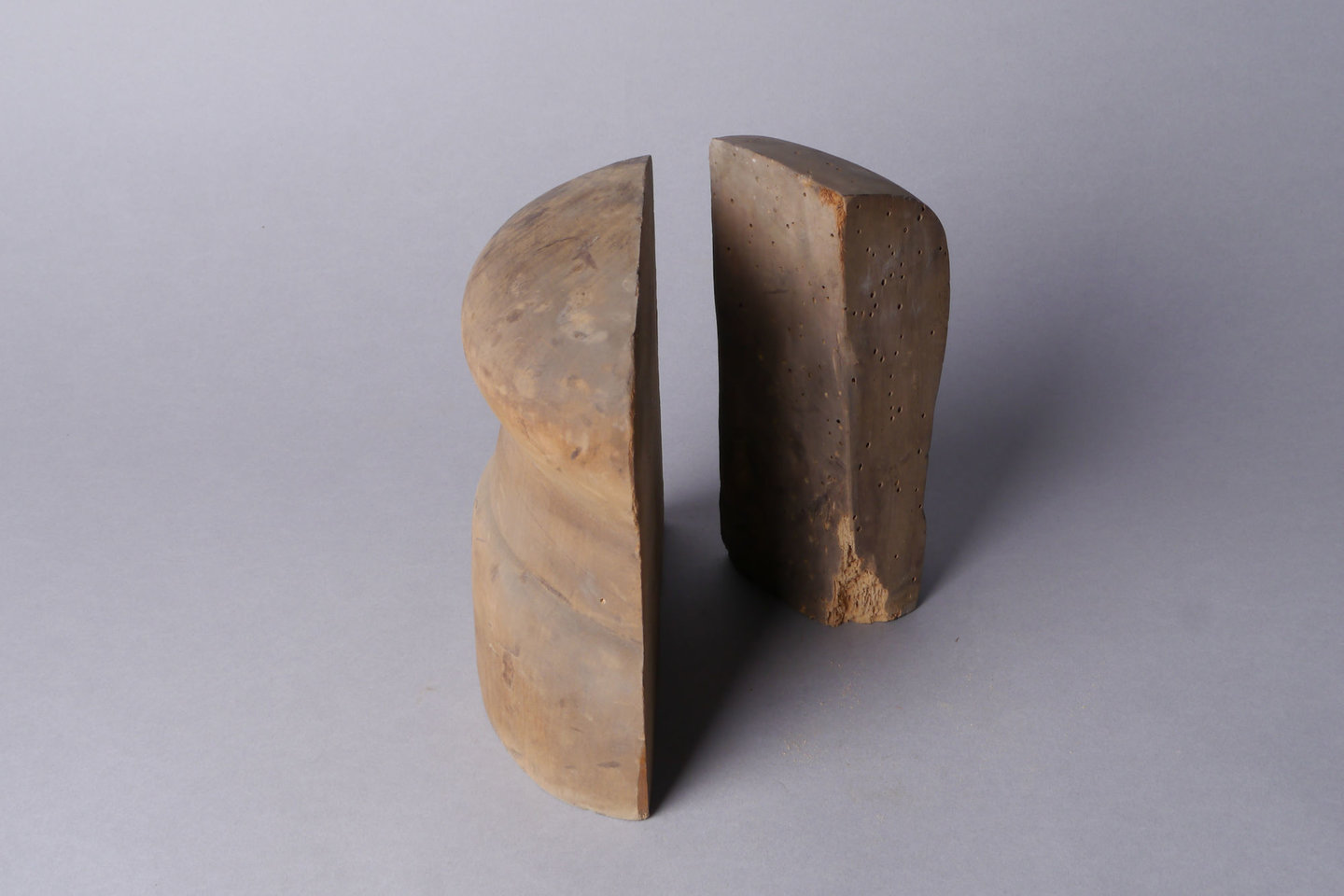 Onderdelen van een houten mal of vorm voor hoeden