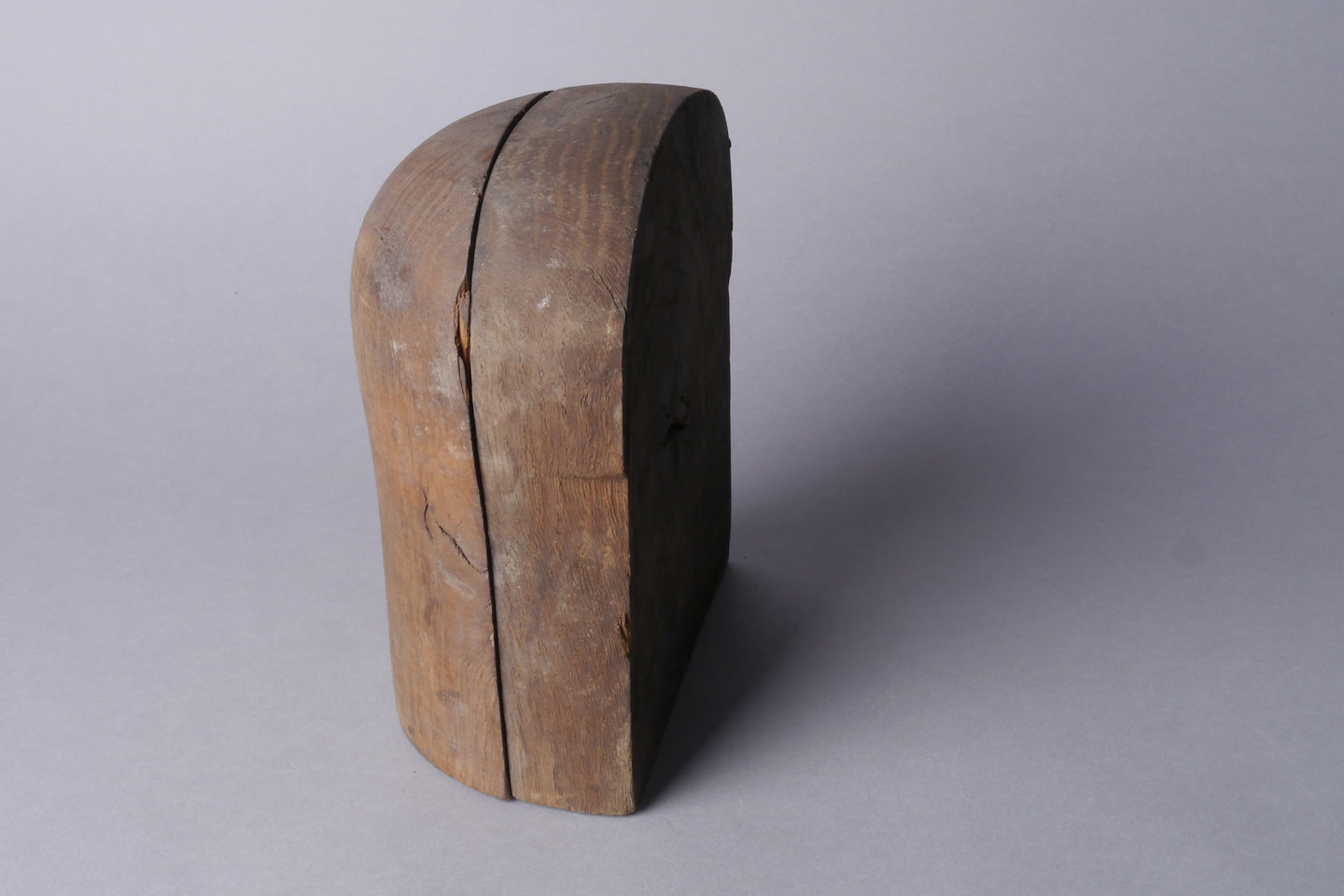 Onderdelen van een houten mal of vorm voor hoeden