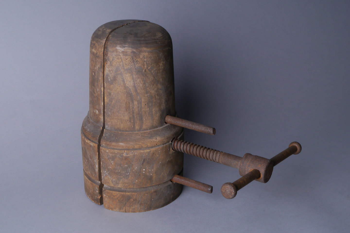 Houten mal of vorm met spanvijs om hoeden uit te rekken