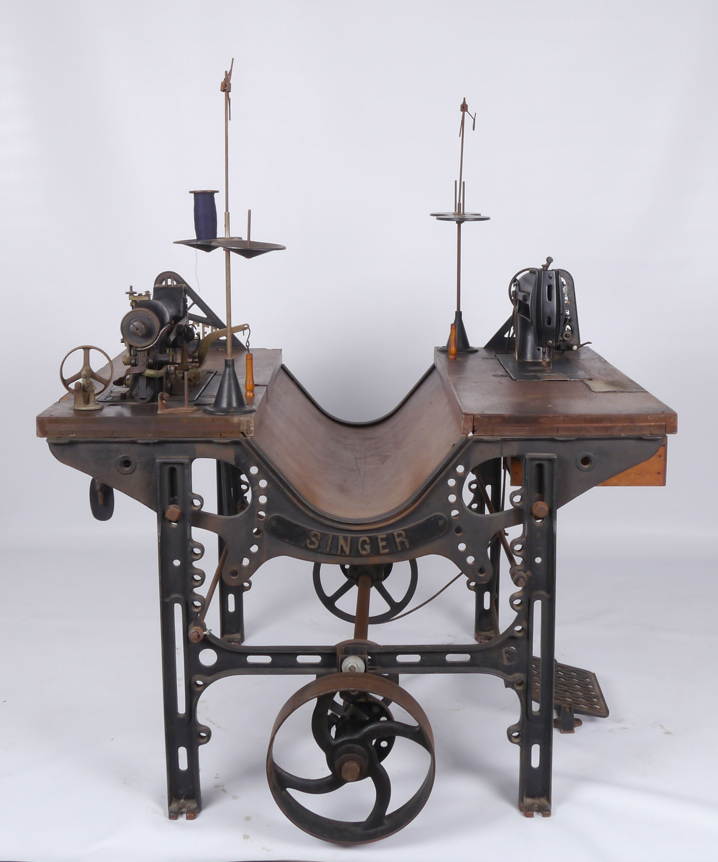 Industriële naaitafel met twee naaimachines van het merk Singer