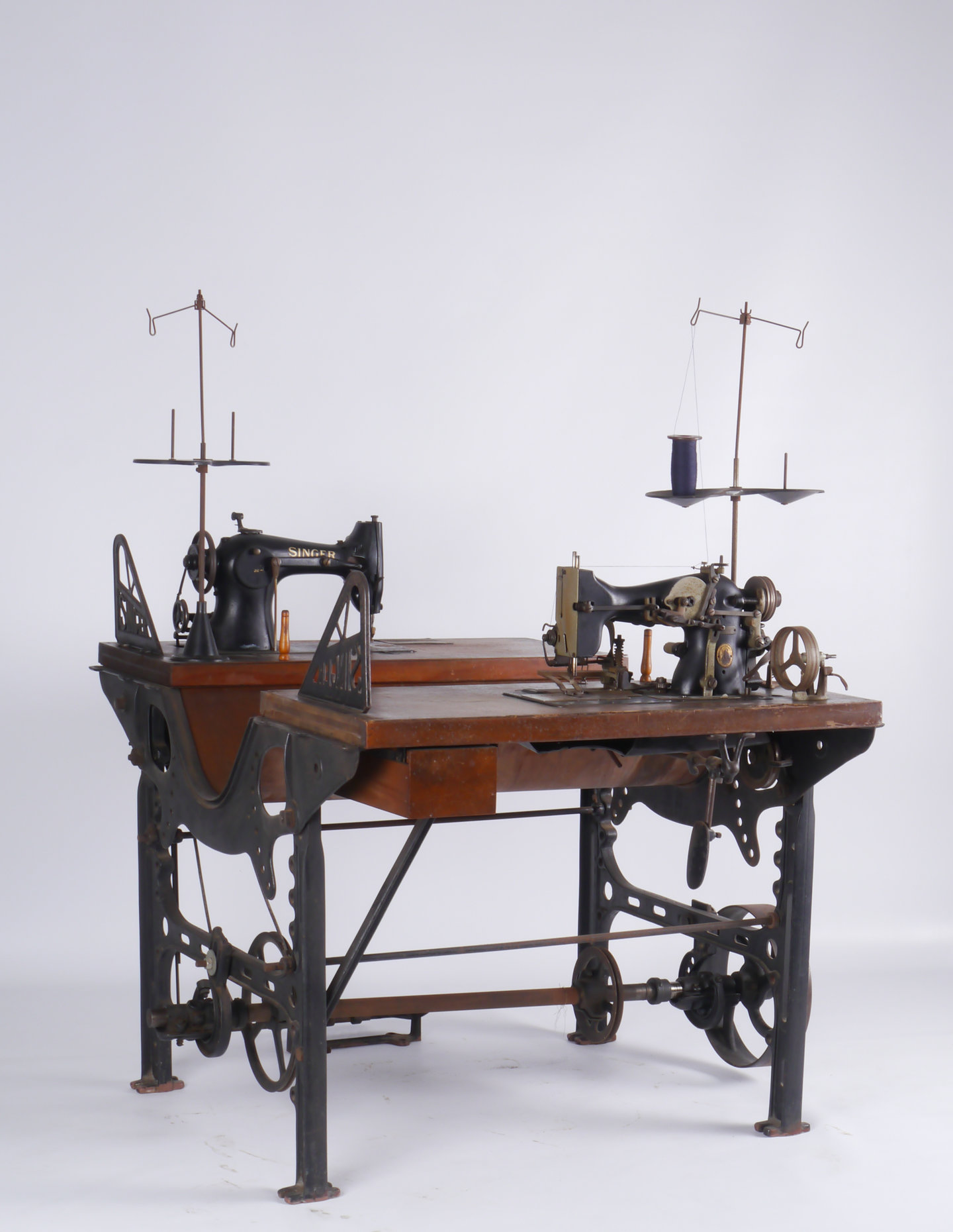 Industriële naaitafel met twee naaimachines van het merk Singer