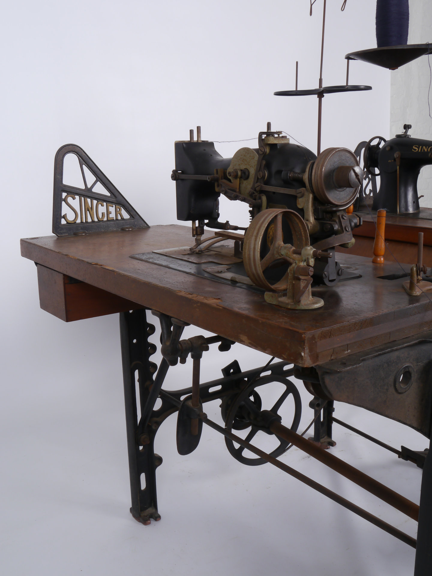 Industriële naaitafel met twee naaimachines van het merk Singer
