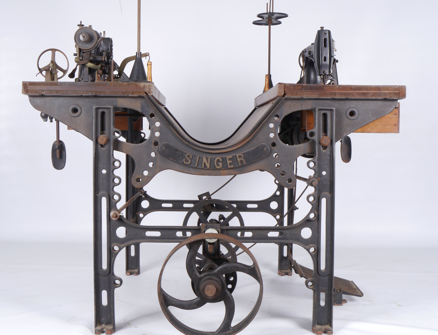 Industriële naaitafel met twee naaimachines van het merk Singer
