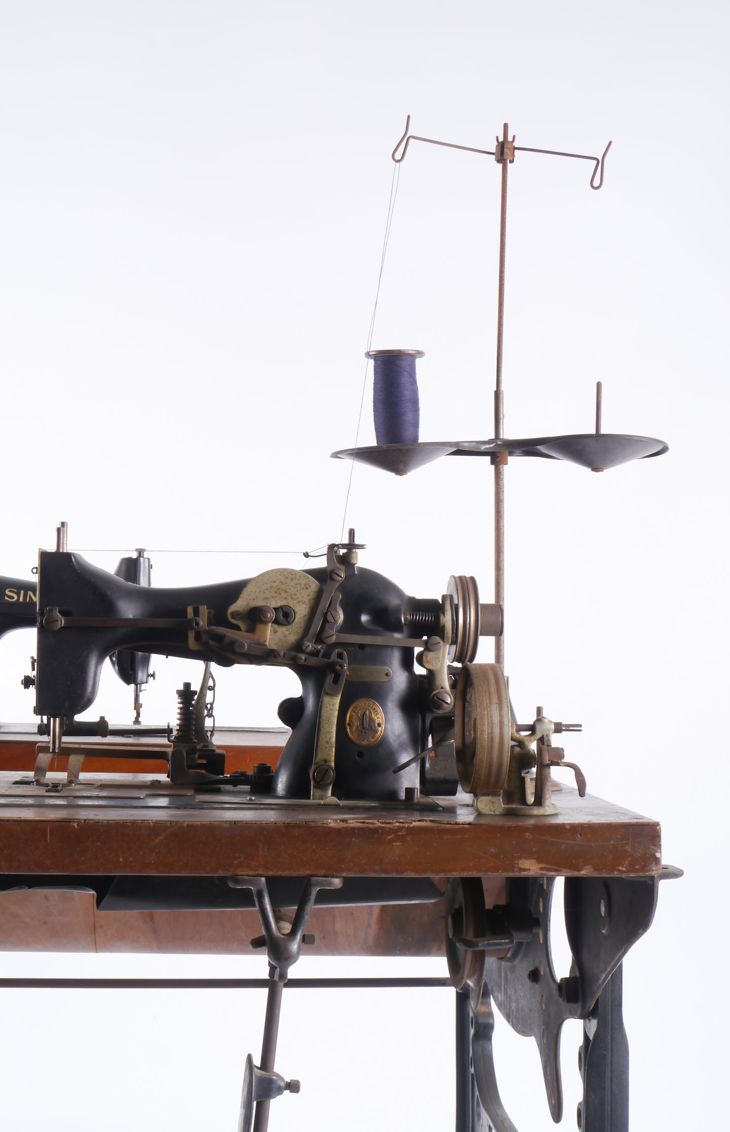 Industriële naaitafel met twee naaimachines van het merk Singer
