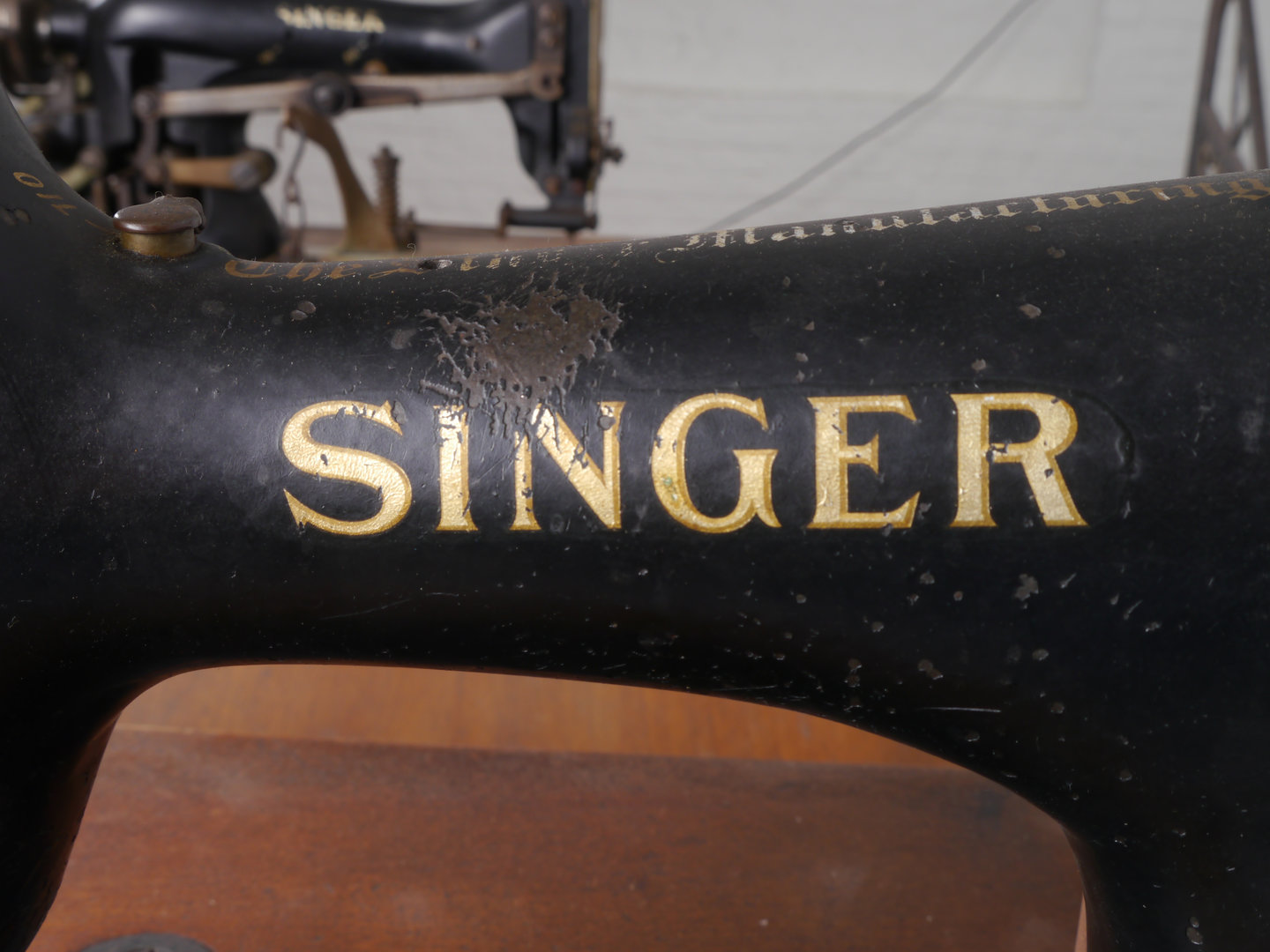 Industriële naaitafel met twee naaimachines van het merk Singer