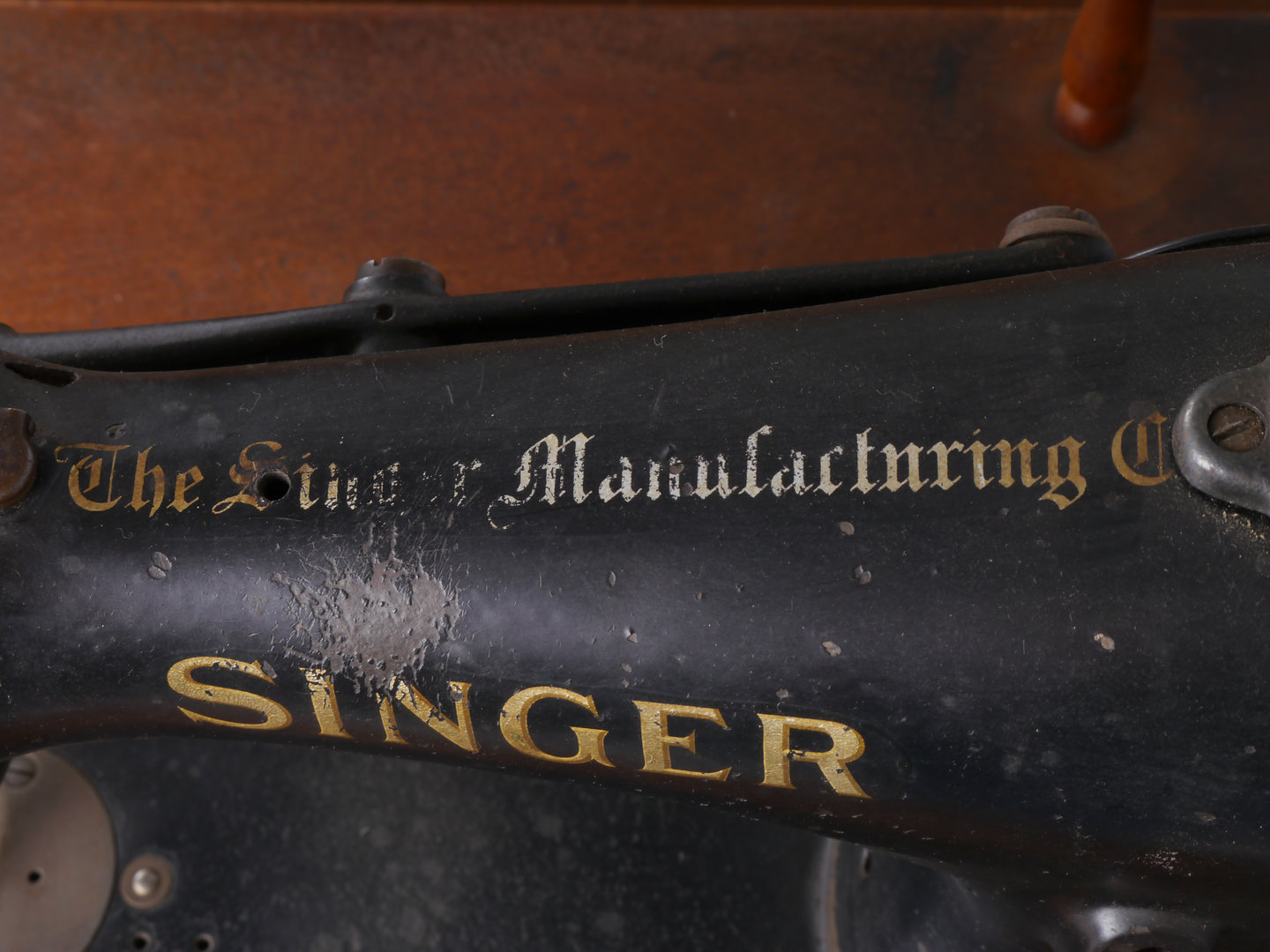 Industriële naaitafel met twee naaimachines van het merk Singer