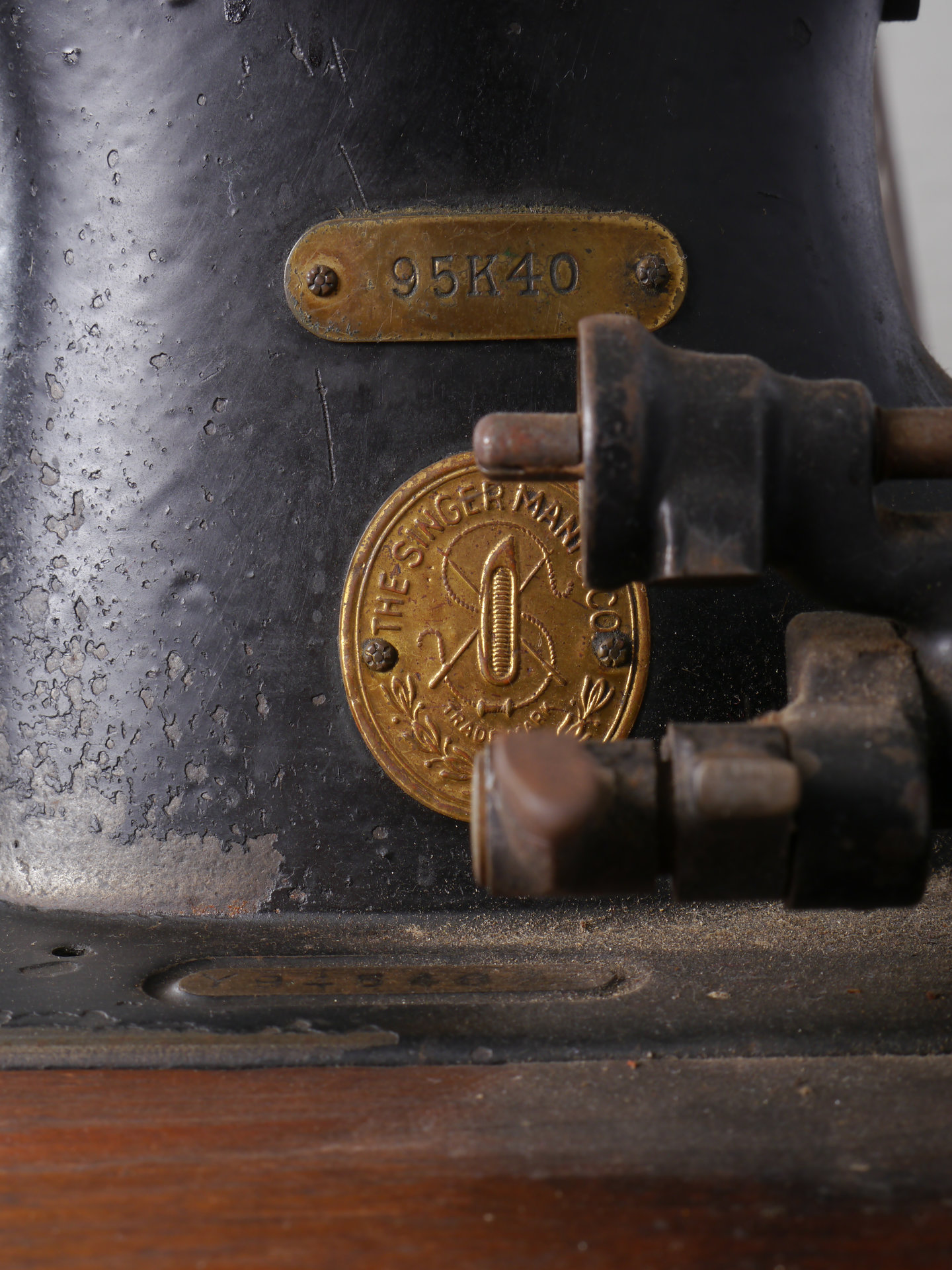 Industriële naaitafel met twee naaimachines van het merk Singer