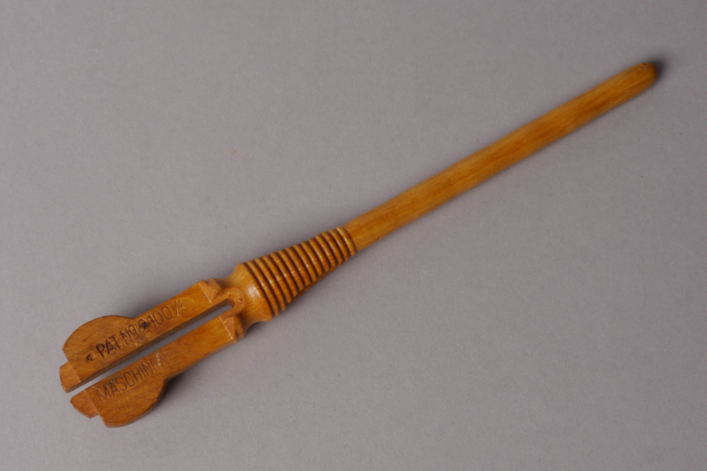 Inslagspoel voor een halfautomatisch weefgetouw