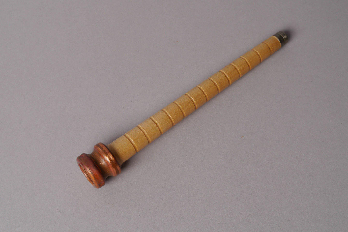 Inslagspoel voor een halfautomatisch weefgetouw