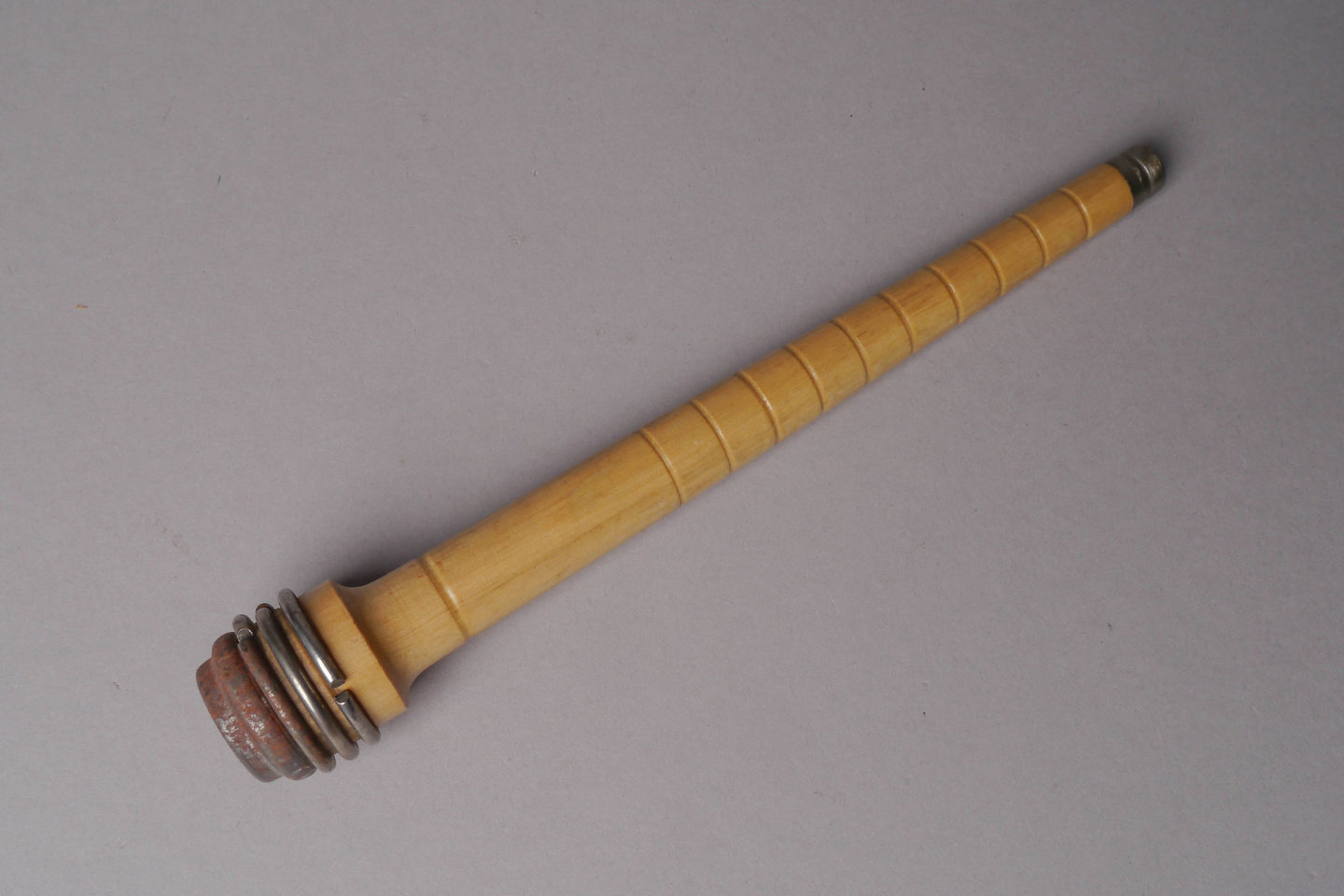 Inslagspoel voor een halfautomatisch weefgetouw