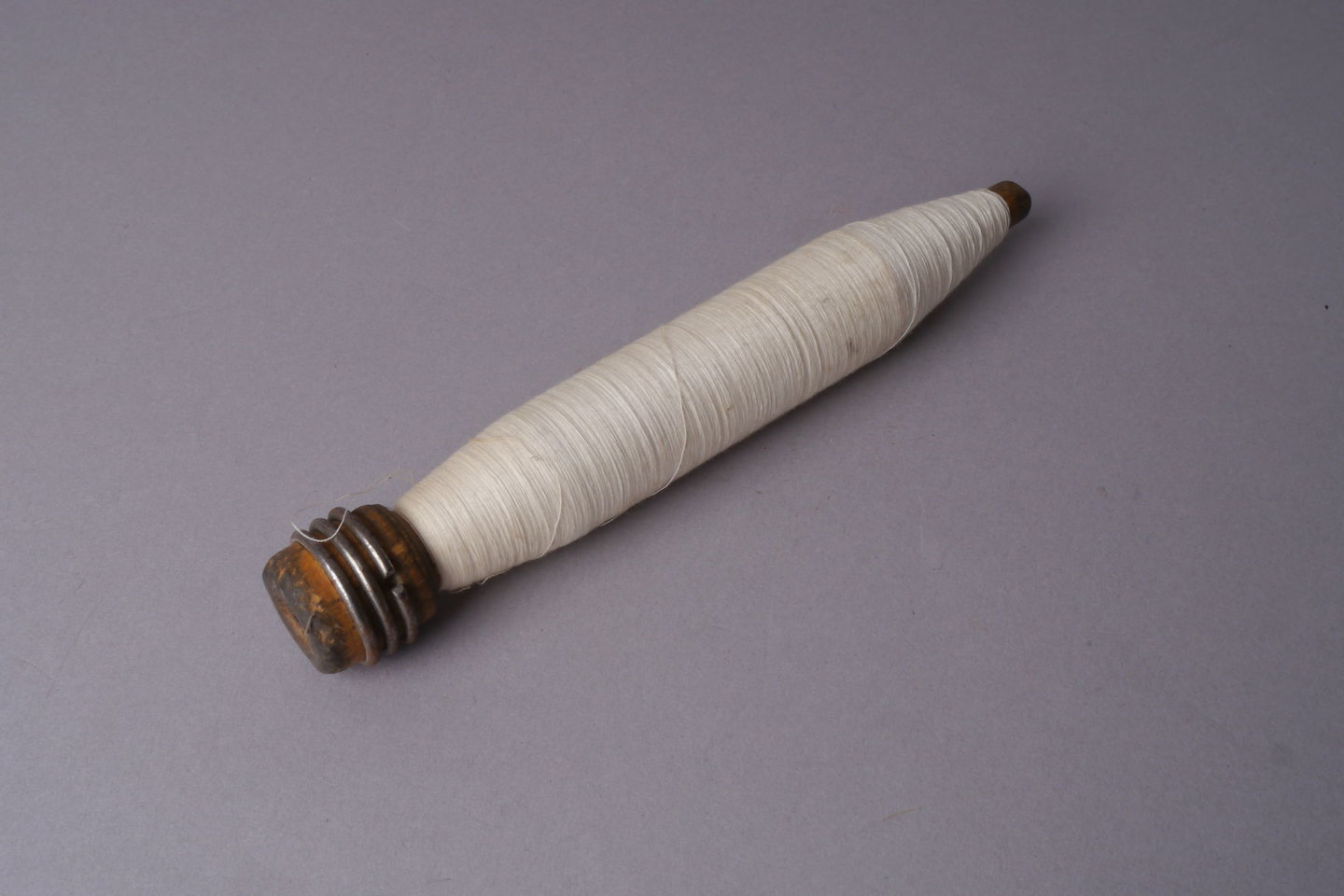 Inslagspoel met garen voor een volautomatisch weefgetouw