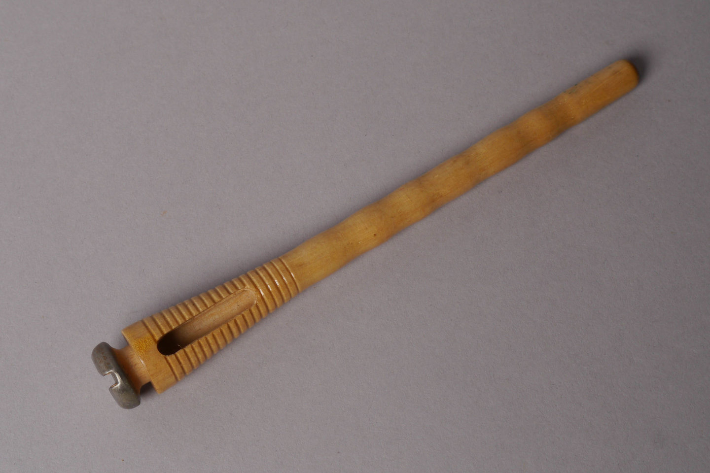 Inslagspoel voor een halfautomatisch weefgetouw