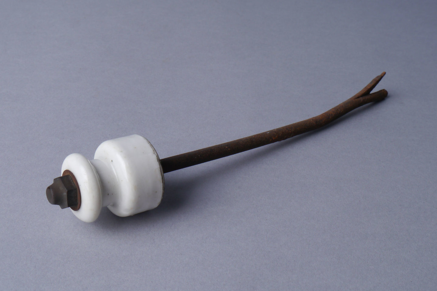 Isolator in witte porselein voor elektrische bekabeling