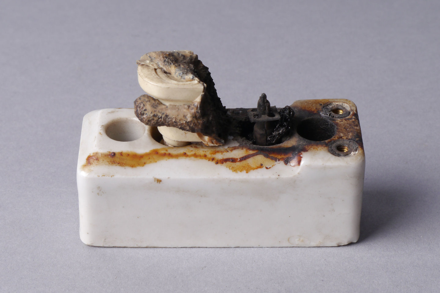 Houder met resten van een gesmolten penzekering