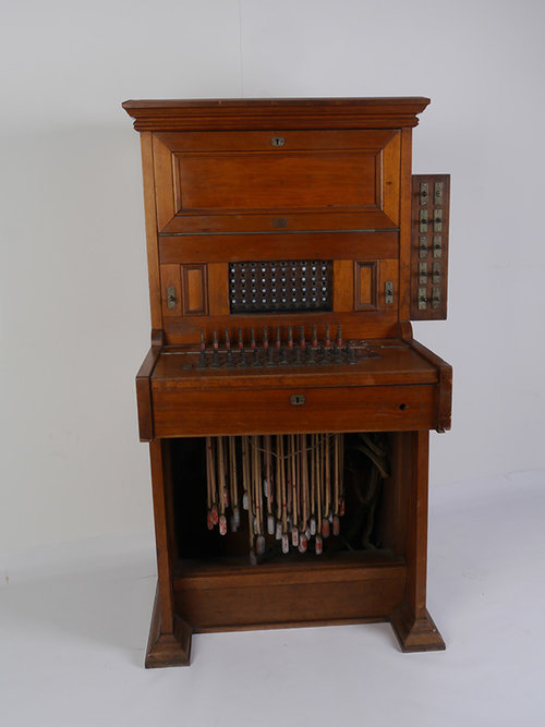 https://www.industriemuseum.be/nl/collectie-item/houten-telefooncentrale-van-het-merk-atea