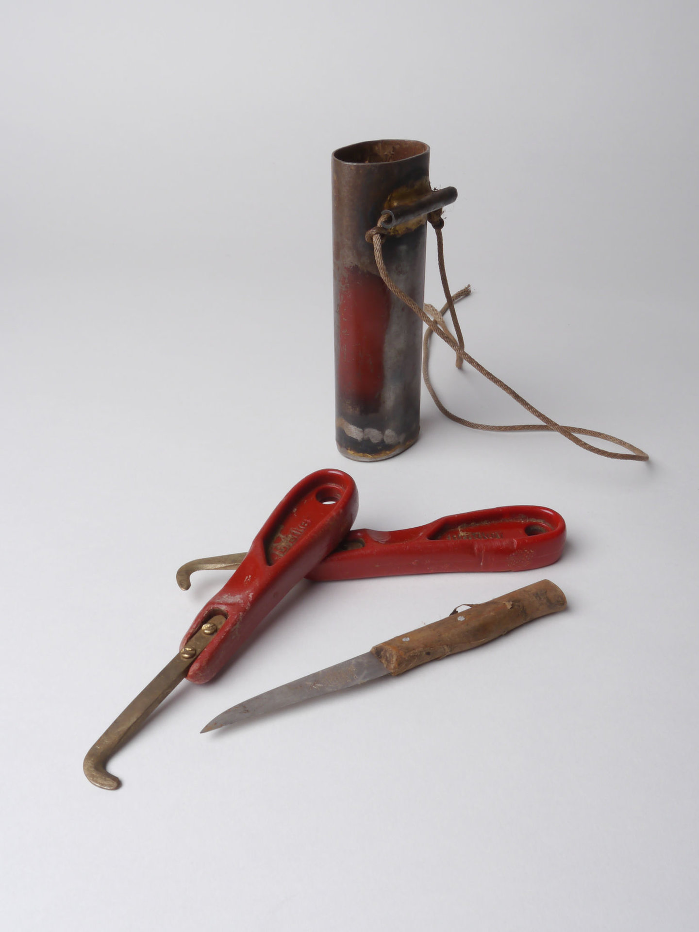 Metalen koker met een aardappelmes en 2 haken