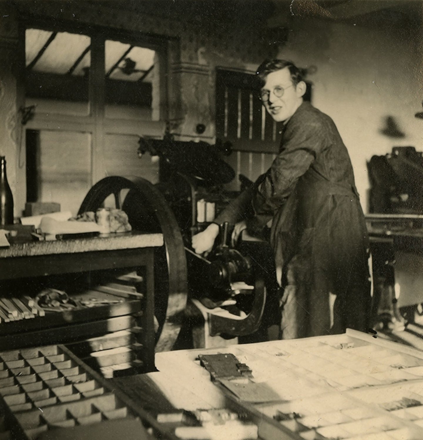 Stanislas De Riemaecker aan een trapdegelpers