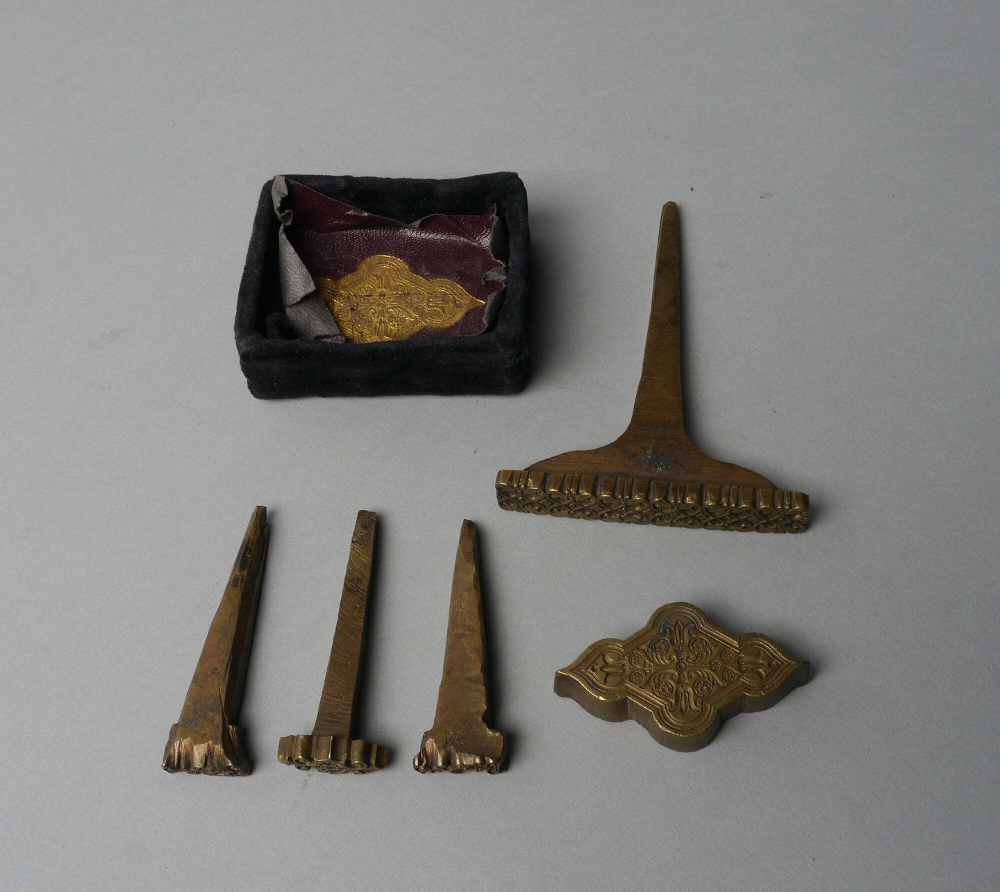 Set van vijf ornamentale drukstempels uit messing