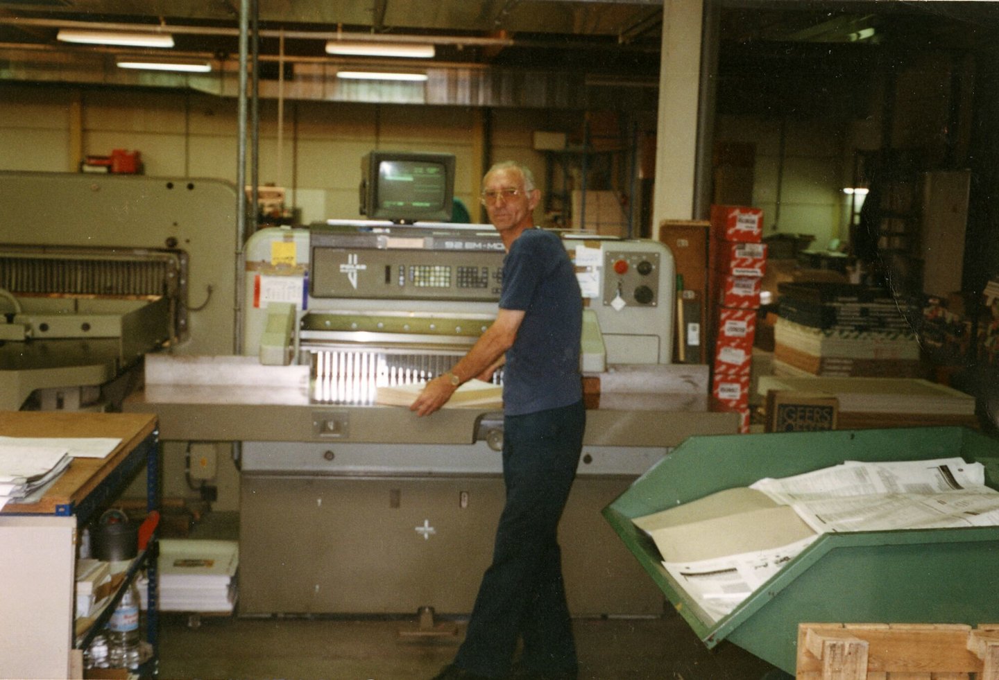 Carlos Lippens aan de snijmachine van het merk Polar