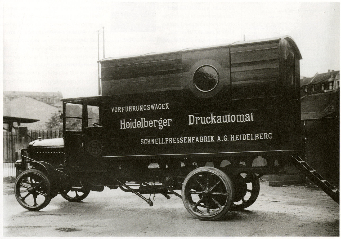 Vrachtwagen voor rijdende demonstraties, einde jaren 1920. Collectie Heidelberg Benelux.