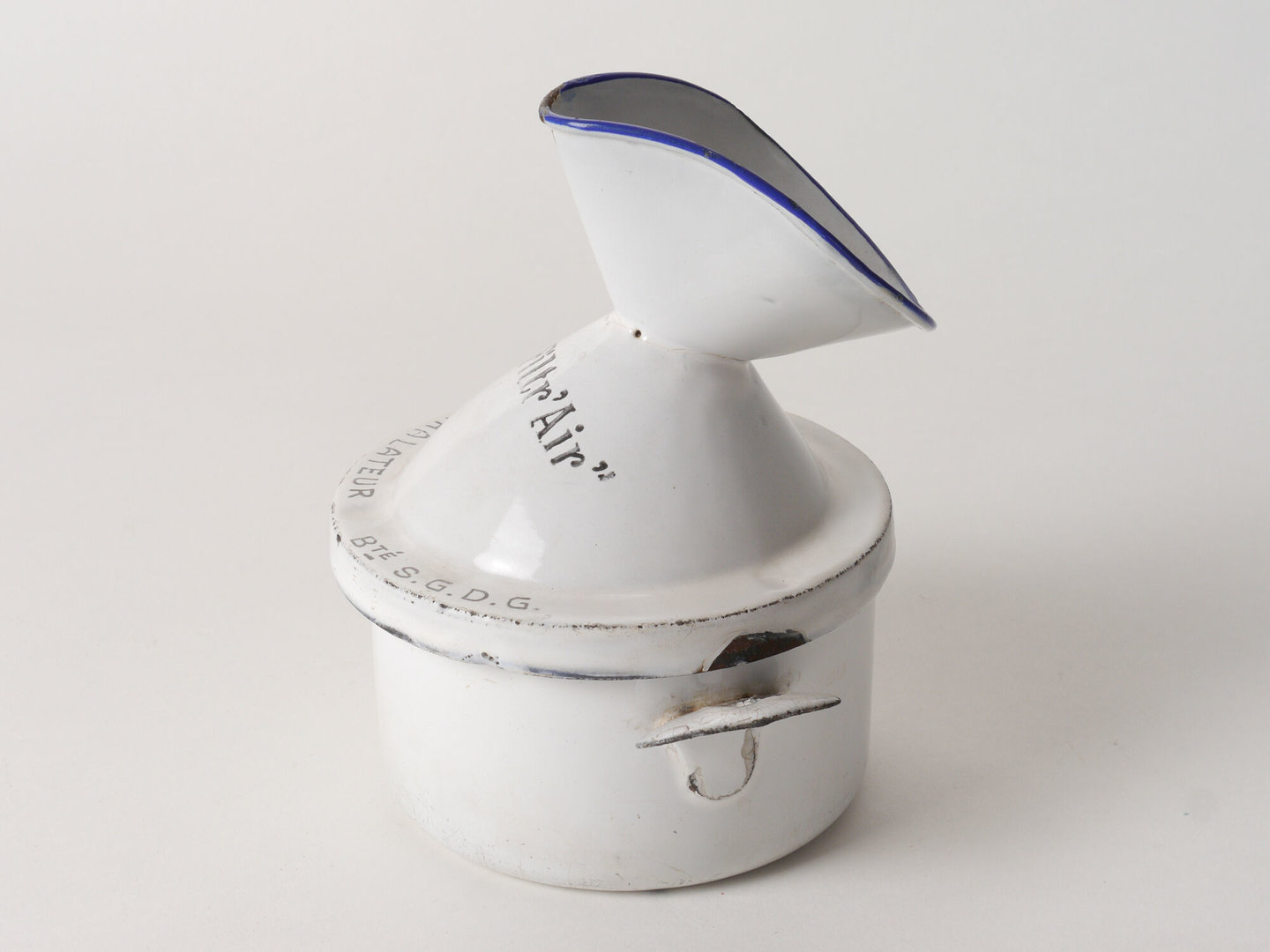 Inhalator van het merk Filtr'Air met witte emaillaag