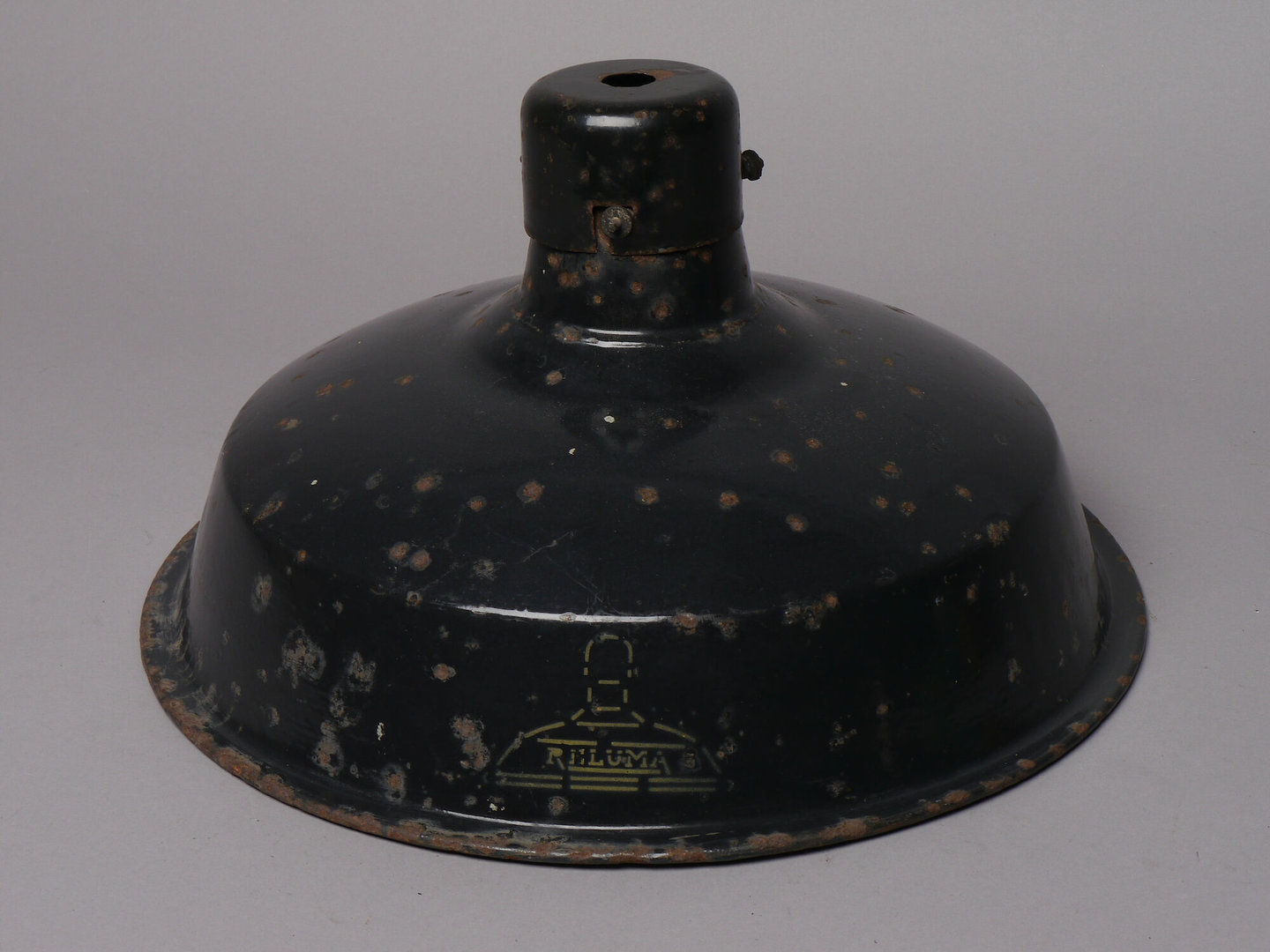 Geëmailleerde ronde lampenkap van het merk Reluma