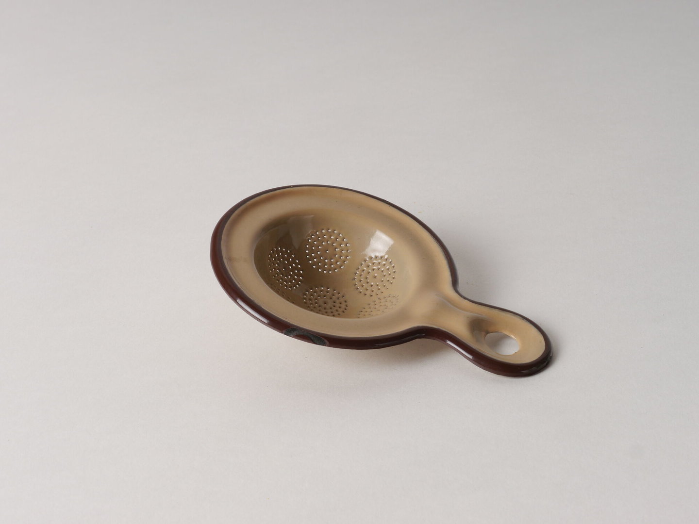 Geëmailleerde melkzeef