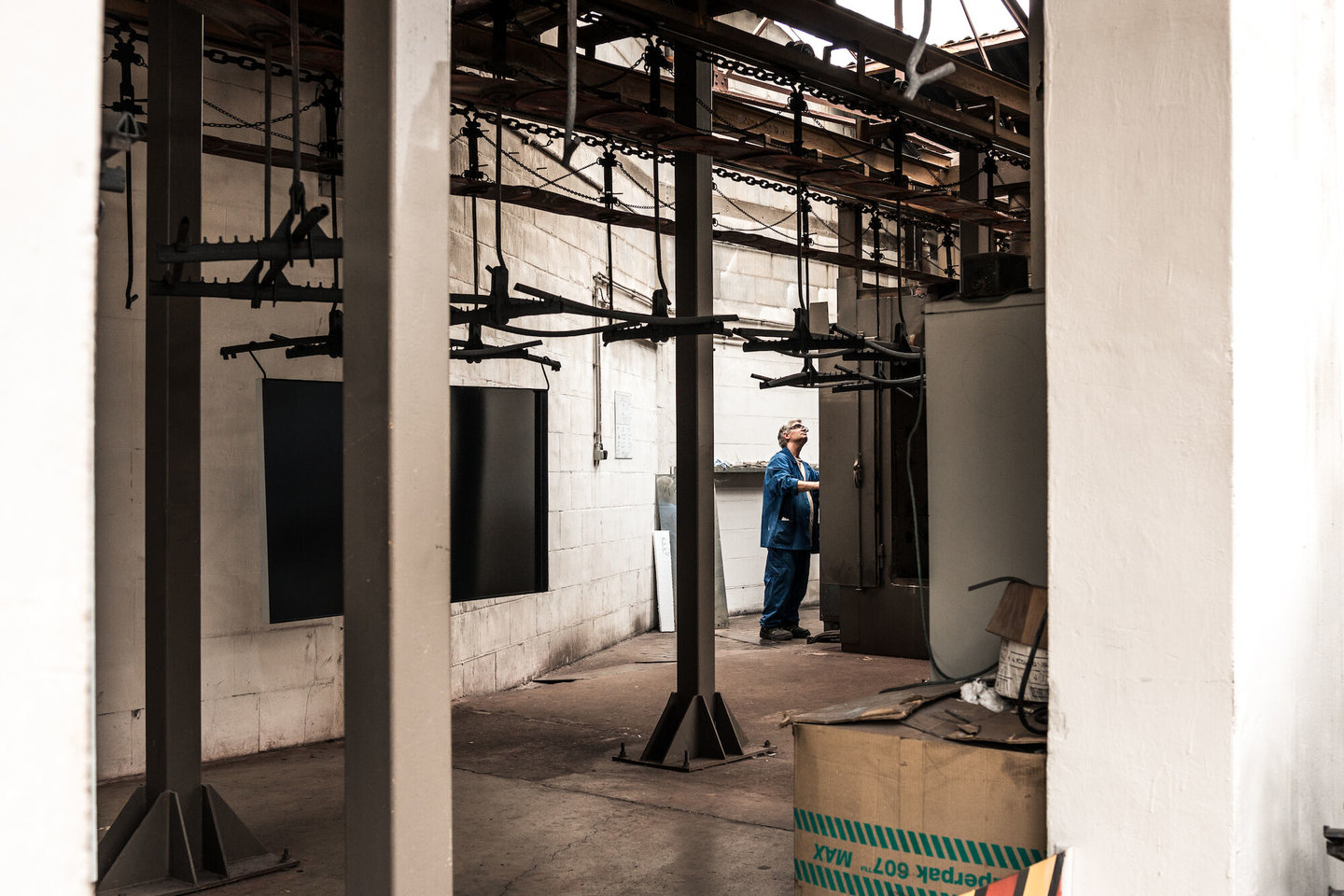 Productielijn en oven in het atelier van Emaillerie Belge